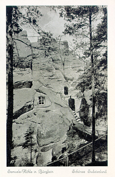 Auf dieser Ansichtskarte aus den 30er Jahren des 20. Jahrhunderts ist das Felsmassiv mit der Samuelova jeskyně (Samuelshöhle). Im unteren Teil des Bildes sieht man das Geländer der früheren Zugangstreppe aus dem Jahre 1897.