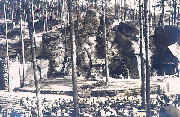 Tato pohlednice zachycuje sloupské lesní divadlo, které od roku 2004 opět slouží svému účelu.