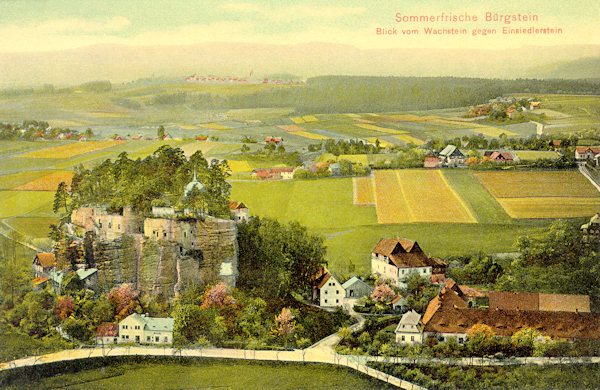 Auf dieser Ansichtskarte von 1910 ist der Blick vom Aussichttsfelsen Na Stráži (Wachtstein) auf den Felsenblock des Poustevnický kámen (Einsiedlerstein) mit den Gebäuden des ehemaligen herrschaftlichen Meierhofes an seinem Fusse (rechts). Im Hofe befand sich früher eine Spiegelschleiferei, hinter ihm steht das heute schon abgerissene Gebäude des Berkovský zámek (Berkenschloss). Im Hintergrundezwischen den Feldern die Häuser der Gemeinde Janov (Johannesdorf).