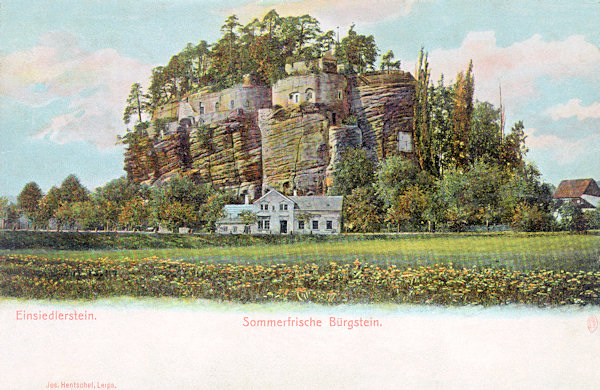 Auf dieser Ansichtskarte aus dem Jahre 1906 ist der Blick auf den Felsblock des Poustevnický kámen (Einsiedlerstein) von Osten. Die in den Felsen gehauenen Räumlichkeiten der Einsiedelei entstanden überwiegend in den Jahren 1690-1710.