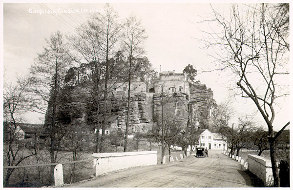 Auf dieser Ansichtskarte aus dem Jahre 1931 sieht man den Poustevnický kámen (Einsiedlerstein), gesehen vom ehemaligen Einkehrgasthaus Fichtelschenke an der Strasse nach Svojkov (Schwoika).