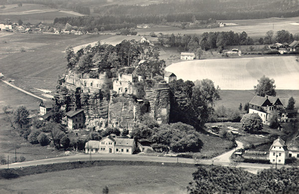 This picture postcard shows the Poustevnický kámen (Hermite-rock) in the 50s of the 20th century. In the area of the former Berka castle then stood only the heavily devastated main building which later in 1959 was also demolished.