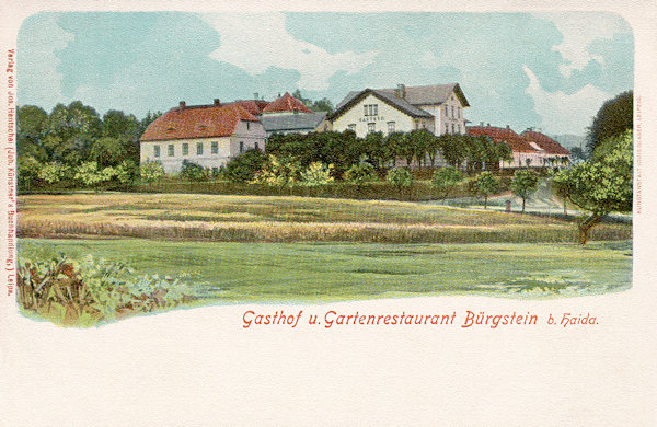 On this picture postcard from the beginning of the 20th century there are the buildings around the castle with the seignorial hotel in the foreground.