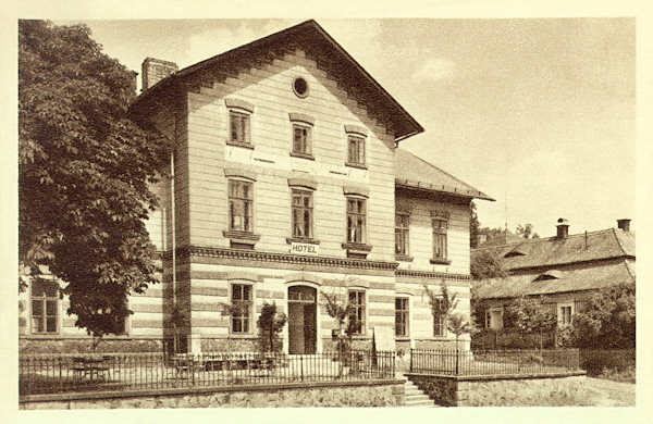 This picture postcard without date shows the seignorial hotel of count Kinsky opened in 1873. At present there is also a restaurant in the building.