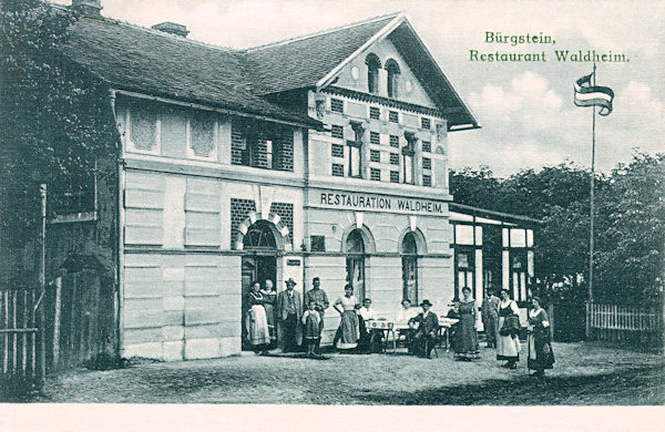 On this picture postcard from 1916 you see the former restaurant „Waldheim“ at Sloup the house of which till today stands at the road to Nový Bor.
