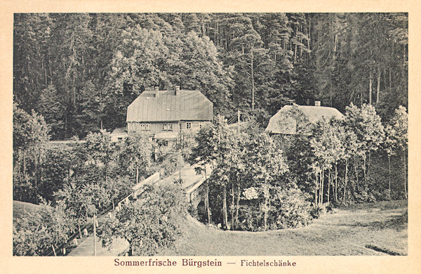 Auf dieser Ansichtskarte ist das ehemalige Gasthaus Fichtelschänke, das im Jahre 1801 am Südende von Sloup (Bürgstein) an der Strasse nach Svojkov (Schwoika) erbaut worden ist.