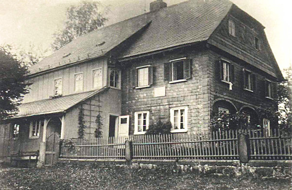 This photograph from around 1940 shows the house of the family of the famous barocque sculptors Max at Sloup with the memorial plaque of Josef and Emanuel Max.