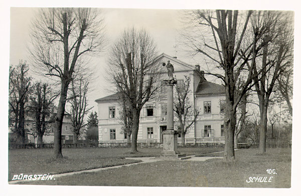 This postcard from between World wars 1st and 2nd shows the park at the church with the column dedicated to the Virgin Mary then standing in its centre. In the background there is the school building.