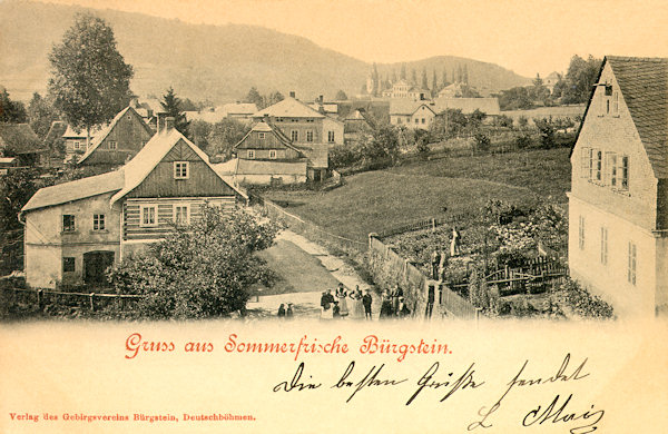 This picture postcard from the end of the 19th century shows the houses standing along the road leading to the present parish council. In the background are seen the tower of the church and the schoolhouse.