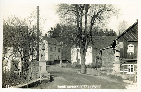 Diese Ansichtskarte zeigt die Brücke mit den Statuen der hl. Rosalie und des hl. Johann von Nepomuk an der Strasse nach Cvikov (Zwickau). Von den abgebildeten Häusern steht heute nur das einzige im Hintergrund links, sein Aussehen hat sich aber sehr geändert.