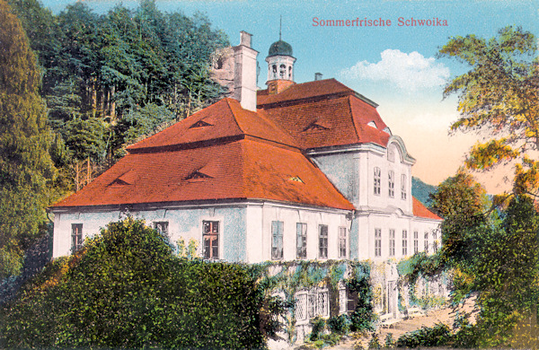 Na pohlednici z roku 1915 vidíme bývalý zámek ve Svojkově, zničený požárem v roce 1958.