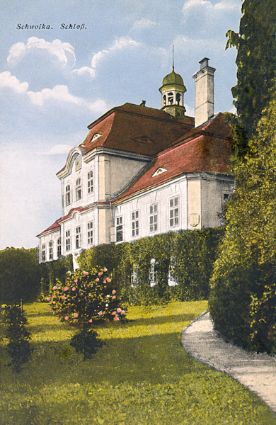 Tato pohlednice ze 20. let 20. století zachycuje průčelí bývalého svojkovského zámku.