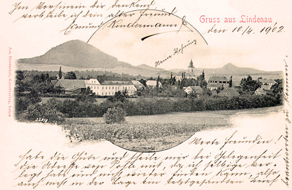 Auf dieser Ansichtskarte aus dem Jahre 1902 sieht man die Ortsmitte mit der Kirche und dem auffallenden Gebäude von Niesig's Gaststätte im Vordergrund. Hinter der Gemeinde sieht man den Berg Ortel (Urteilberg) aufsteigen und am Horizont rechts erhebt sich der Klíč (Kleis).