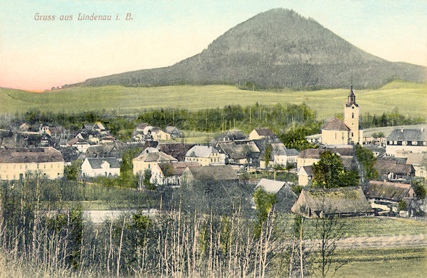 Diese Ansichtskarte von 1915 zeigt das ortszentrum mit der Kirche und der Pfarre (rechts), ganz links ist das grosse, heute abgerissene Gebäude des Niesigschen Gasthauses „Zum Lindenberg“. Im Hintegrund ist der Ortel (Urteilsberg).