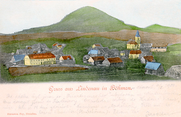 Auf dieser Ansichtskarte aus dem Jahre 1900 ist die Ortsmitte mit der Kirche, dem Pfarrhof und dem Niesigschen Gasthaus. Hinter dem Dorfe ragt der bewaldete Ortel (Urteilsberg) in die Höhe.