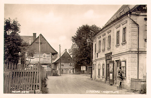 This picture postcard from 1936 shows the aspect of the centre of the village below the church in those days. Till now only the one building in the foreground survived, although with a modified outlook. Both of the more distant timbered houses are already demolished. To the left behind the fence there is the former memorial of World war 1st.