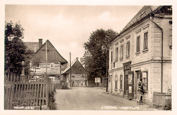 Pohlednice z roku 1936 zachycuje tehdejší vzhled středu obce pod kostelem. Dodnes se ve změněné podobě dochovala jen budova v popředí, oba vzdálenější roubené domy byly zbořeny. Za plotem vlevo je vidět bývalý pomník padlým z 1. světové války.