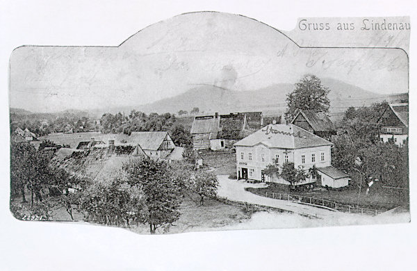 This picture postcard from the beginning of the 20th century shows the original houses in the „Neustadt“ (=New Town) called part of the village. The monumental building No. 244 in the foreground belonged to the shopkeeper Josef Kreibich and in it also was the police station.