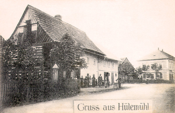 Auf dieser Ansichtskarte vom Anfang des 20. Jh. sieht man das alte, 1927 abgebrannte Oys'sche Gasthaus „Zur Neustadt“. Im Hintergrund ist das Haus des Kaufmanns Kreibich No. 244.
