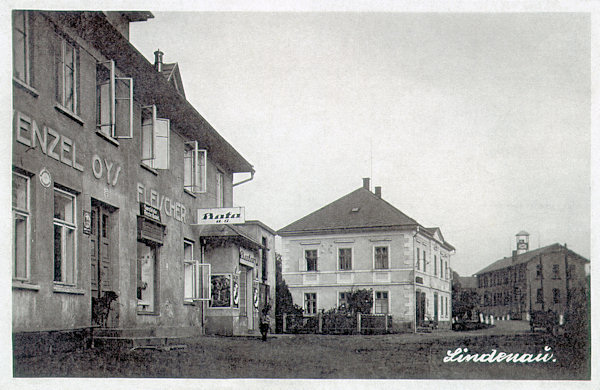 Tato pohlednice z roku 1935 zachycuje stejné místo, jako na předchozím obrázku, ale již s nově postavenou budovou Oysova hostince. Vedle něj stojí dům obchodníka Josefa Kreibicha a v pozadí za mostem vidíme bývalou obecní elektrárnu, zbořenou po 2. světové válce.