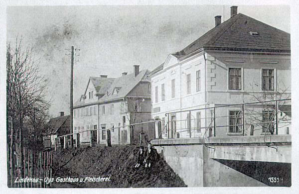 Auf dieser Ansichtskarte von 1929 ist das Haus des Kaufmanns Josef Kreibich, in dem sich auch der Gendarmerieposten befand, und dahinter das neuerbaute Gasthaus und Fleischerladen des Wenzel Oys. Beide stehen heute noch.