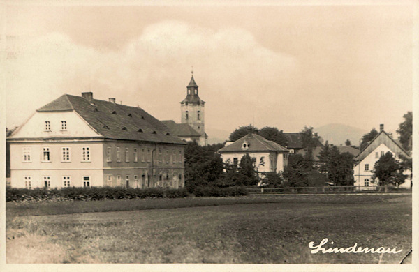 This picture postcard from the 2nd half of the 20s shows Niessig´s restaurant which formerly stood in the centre of the village. From the background protrudes the church of st. Peter and Paul.
