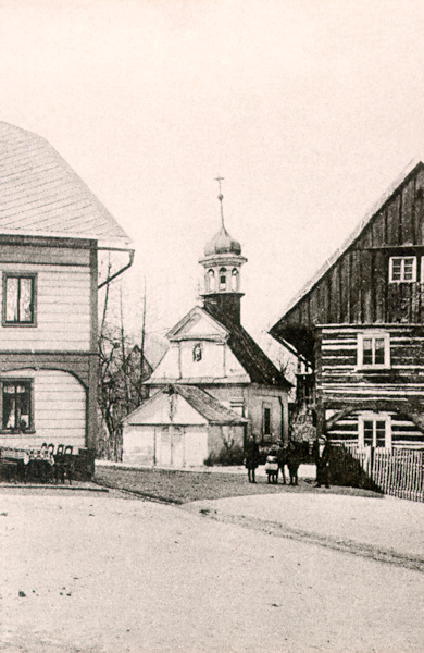 Diese Ansichtskarte zeigt die ursprüngliche Kapelle Mariä Himmelfahrt aus dem Jahre 1725. Diese Kapelle stand früher an der Wegkreuzung im Unterdorf und wurde 1923 abgerissen.