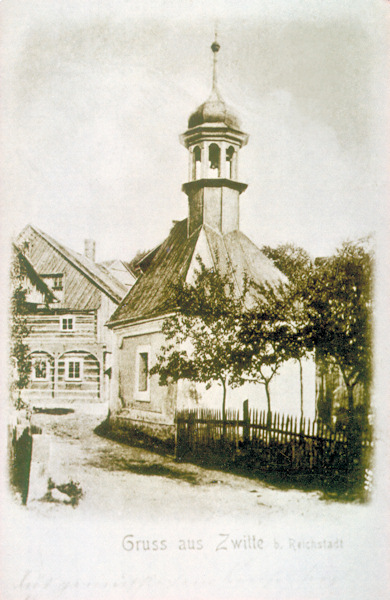 Diese Ansichtskarte ohne Datum zeigt die ursprüngliche Kapelle Mariä Himmelfahrt aus dem Jahre 1725. Im Hintergrunde sieht man die Gaststätte Franz Werners noch vor ihrem Umbau 1890, der ihr das heute noch bestehende Aussehen gab.