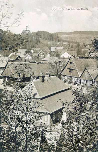 Auf dieser Ansichtskarte aus dem Jahre 1924 sieht man das Ortszentrum mit einigen Umgebinde- und Blockhäusern. In dem im Vordergrunde stehenden Haus mit Mansardendach befand sich früher die Pfarre und rechts hinter ihr sieht man das frühere Dorfgericht, in dem sich später die Gaststätte „Zur Sonne“ befand.