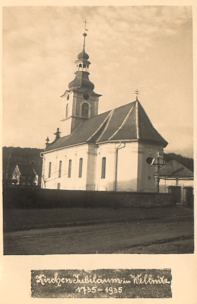 Auf dieser Ansichtskarte sieht man die Dreifaltigkeitskirche in Velenice (Wellnitz), die am 25. Juli 1935 die zweihundertjährige Wiederkehr ihrer Weihe feierte.