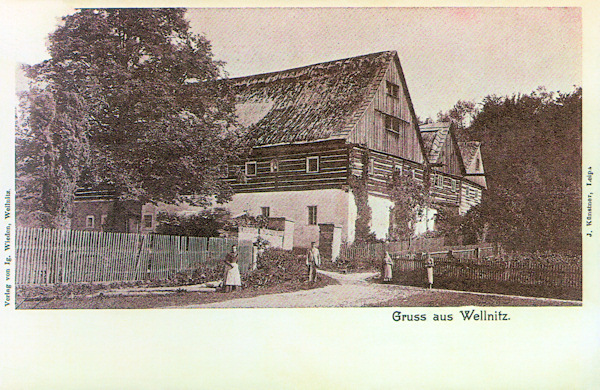 Na pohlednici z počátku 20. století vidíme starou rychtu s hostincem „U Slunce“ (Zur Sonne), jejímž majitelem byl před rokem 1945 Wilhelm Schwarzbach.