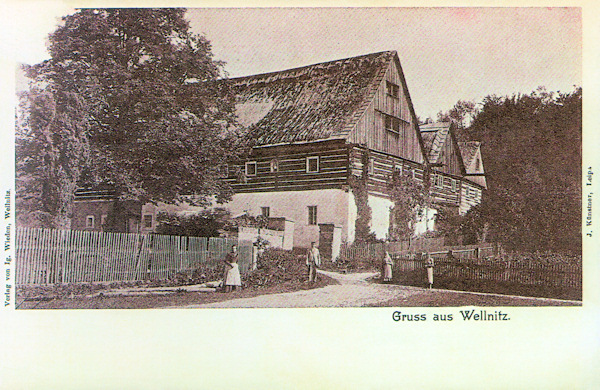 On this picture postcard from the beginning of the 20th century we see the old magistrate house with the inn „Zur Sonne“ (in German = Sun) the owner of which till 1945 had been Wilhelm Schwarzbach.