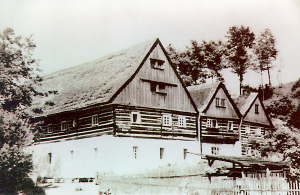 Tato pohlednice zachycuje bývalou rychtu ve Velenicích, zbořenou po roce 1945.