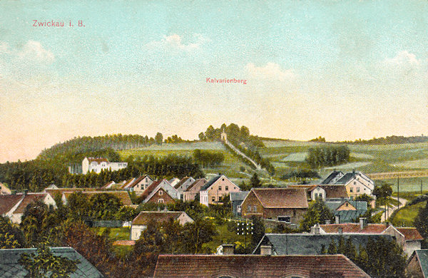 Pohlednice z roku 1911 zachycuje domky na severovýchodním okraji města s Kalvárií v pozadí. Z lesa vlevo vyčnívá tehdy nově postavená budova plicní léčebny.