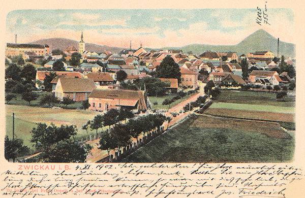 Tato pohlednice z počátku 20. století zachycuje Cvikov z věže pivovaru pod Zeleným vrchem. V popředí je stará silnice od Jablonného a vpravo na obzoru vyčnívá hora Klíč.