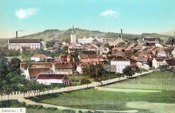 Diese Ansichtskarte zeigt das Zentum von Cvikov (Zwickau) von Osten. Dem Bild dominiert der Neubau der Volks- und Bürgerschule von 1907 (Mitte), der Turm der hl. Elisabeth-Kirche und das Objekt der damaligen Weberei Serafin Liebisch Söhne (ganz rechts). Im Vordergrund ist die Bezirksstrasse nach Jablonné (Gabel).