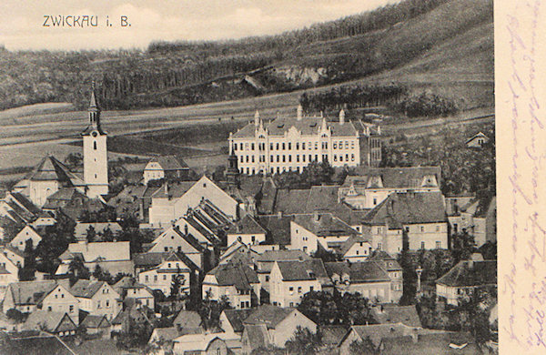 Na této pohlednici vidíme střed města s kostelem sv. Alžběty a výstavnou budovu školy v parku za náměstím.