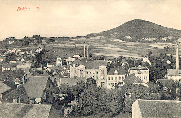 Na pohlednici z roku 1918 vidíme severovýchodní část města s výraznou budovou hotelu „Sever“ (dříve Reichshof). V pozadí se zvedá Zelený vrch a vlevo od něj nevýrazné návrší s Kalvárií.