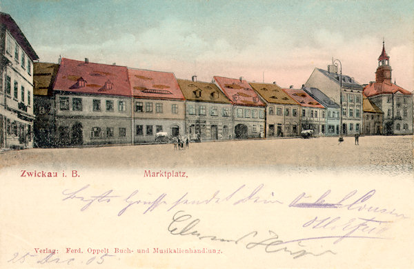 Na této pohlednici z počátku 20. století vidíme celou jižní stranu náměstí se starou radnicí (vpravo).