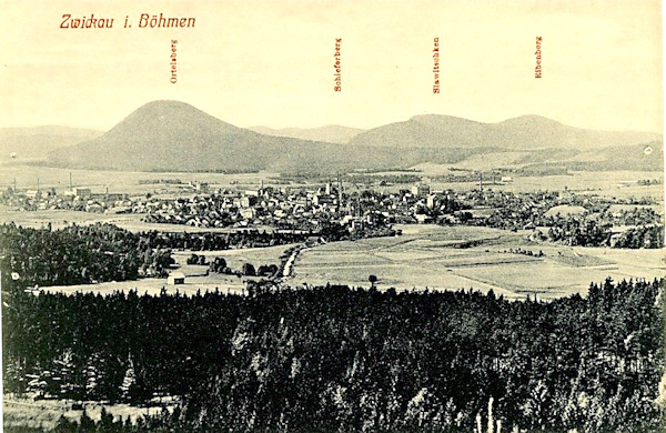 Na této pohlednici vidíme Cvikov ze severní strany od Trávnického vrchu. Za městem výrazně vyčnívá vrch Ortel a vpravo za ním jsou nižší kopce v okolí Sloupu.