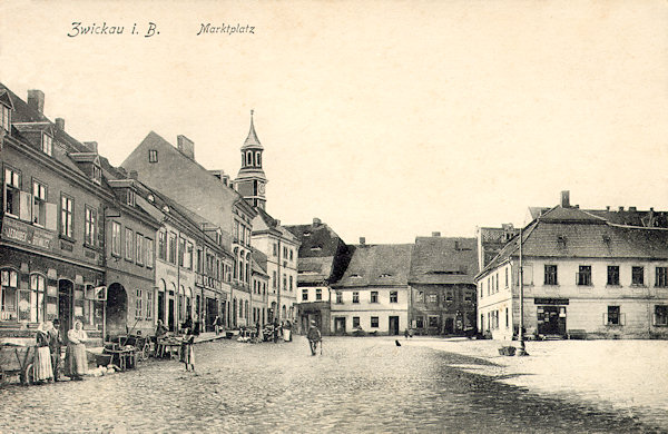 Na pohlednici z roku 1907 vidíme náměstí s bývalou radnicí a Panským domem (vpravo), který nechala velkovévodkyně Anna Marie Františka Toskánská postavit v roce 1739 pro správu panství.
