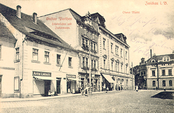 Diese Ansichtskarte zeigt die alten Häuser an der Westseite des Marktplatzes mit dem monumentalen Hotel „Zum goldenen Löwen“. Im Oktober 1981 wurden alle diese Häuser abgerissen, stehen blieb nur das ganz rechts stehende Gebäude der früheren Sparkasse.