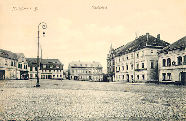 Na pohlednici z doby těsně před 1. světovou válkou vidíme dolní část náměstí s výstavnou budovou dnešního městského úřadu. Zcela vlevo je část Panského domu, zbořeného na podzim roku 1945.