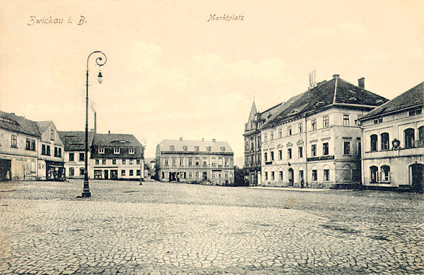 Auf dieser Ansichtskarte aus der Zeit kurz vor dem 1. Weltkrieg sieht man den unteren Teil des Marktplatzes mit dem monumentalen Gebäude der heutigen Stadtvertretung. Ganz links ist ein Teil des im Herbst 1945 abgerissenen Herrenhauses.