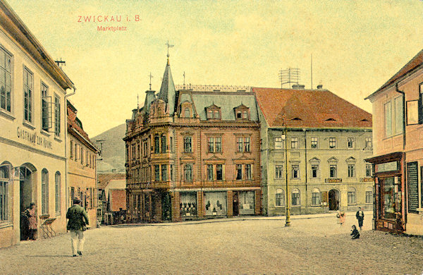 Na pohlednici z počátku 20. století vidíme severovýchodní část náměstí s budovou starostenského úřadu a sousedním textilním obchodem Carla Pohla. V popředí vlevo je tehdejší hostinec „U Koruny“ a vpravo vyčnívá nároží bývalého Panského domu.