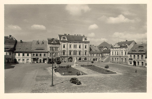 Diese interessante Ansichtskarte von 1957 zeigt den Westteil des Marktplatzes mit dem auffallenden Hause des heute nicht mehr bestehenden Hotels „Zum Goldenen Löwen“. Im Parke an der Stelle des früheren Herrenhofes stand damals eine Statue J.V.Stalins.