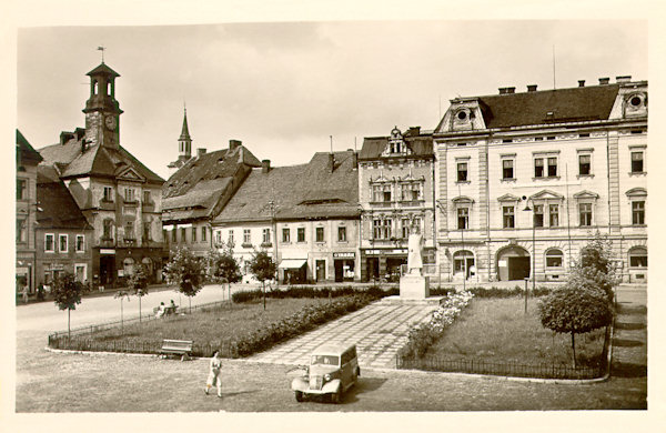 Auf dieser Ansichtskarte von 1914 sieht man den südwestlichen Teil der Marktplatzes mit dem Rathaus und dem Hotel „Zum Goldenen Löwen“, das zusammen mit allen anliegenden Häusern 1981 abgerissen worden ist. Im Park vor dem Hotel steht das Stalindenkmal, das hier als erstes in der damaligen Tschechoslowakei bereits im November 1948 errichtet worden ist.