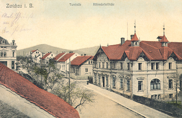Na pohlednici z roku 1900 vidíme starou hlavní ulici do Svoru s budovou tělocvičny (vpravo), která se dodnes dochovala takřka ve své původní podobě.