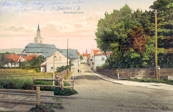 Pohlednice z roku 1914 zachycuje kdysi poklidnou Nádražní ulici (dnes Čs. armády), směřující do Sloupu. V roce 1970 ji ale hned za posledními domy přeťal nový silniční obchvat města, zatímco v popředí zachycená místní dráha ze Svoru, uvedená do provozu 1. září 1886, byla po roce 1973 zrušena.