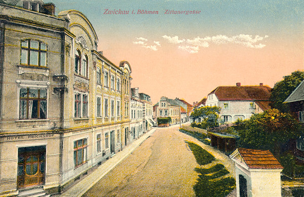 Auf dieser Ansichtskarte aus dem Jahr 1913 ist die Zittauer Gasse mit dem Jugendstilhause des ehemaligen Hotels „Reichshof“, das seit 1962 „Sever“ (=Norden) hiess. Dieses schöne Haus wurde später rücksichtslos „modernisiert“ und dadurch entwertet